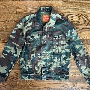 Levi's Men's Green Camouflage Trucker Military Field Jacket
